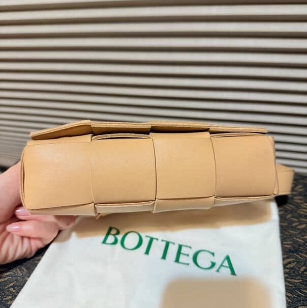 BOTTEGA VENETA casstte 八格包-1