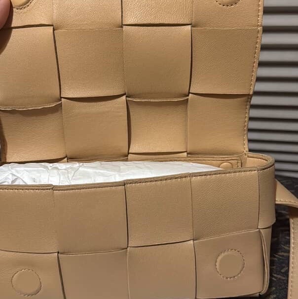 BOTTEGA VENETA casstte 八格包-10