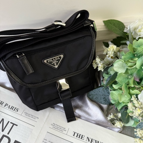 銀色三角牌Logo 再生尼龍釦式小斜背包(黑色)