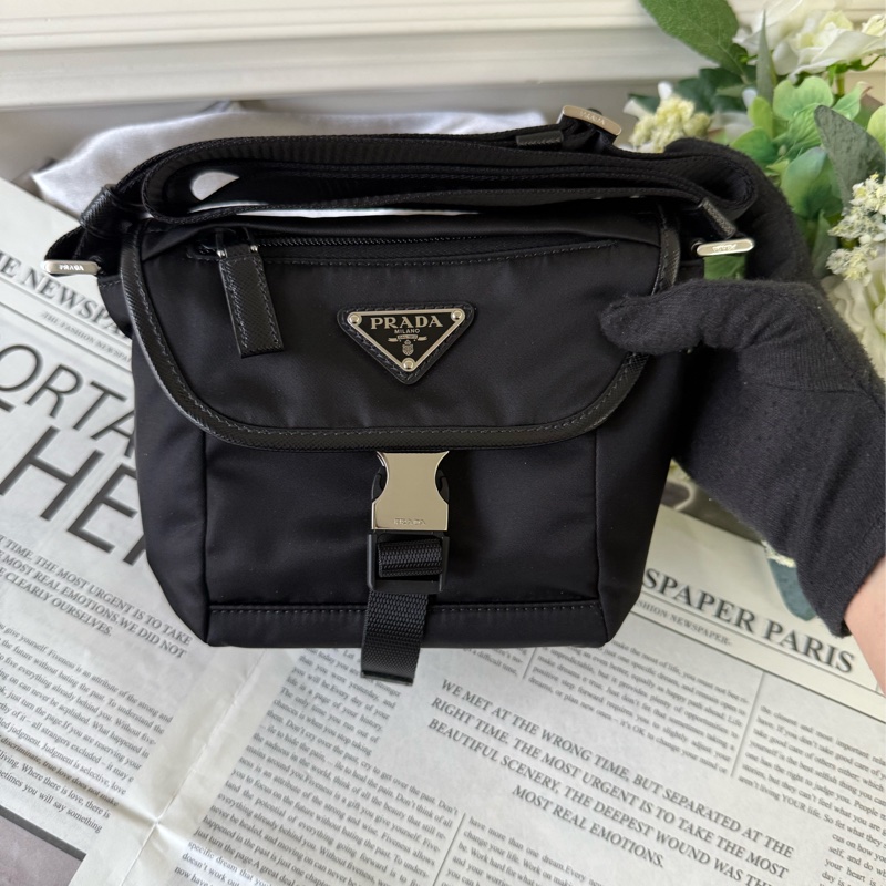 銀色三角牌Logo 再生尼龍釦式小斜背包(黑色)-1