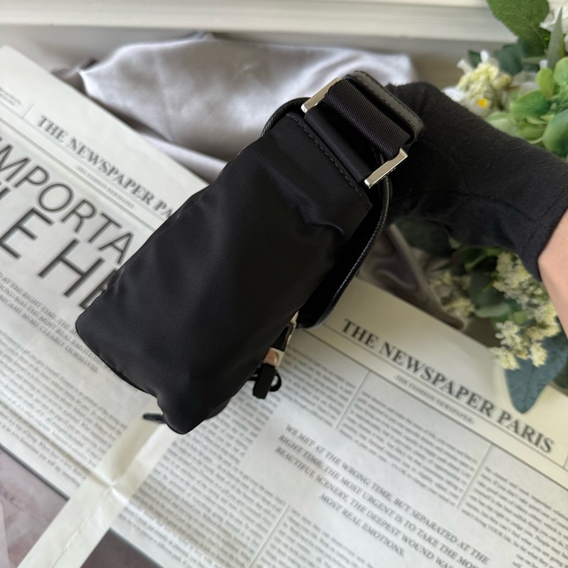 銀色三角牌Logo 再生尼龍釦式小斜背包(黑色)-2