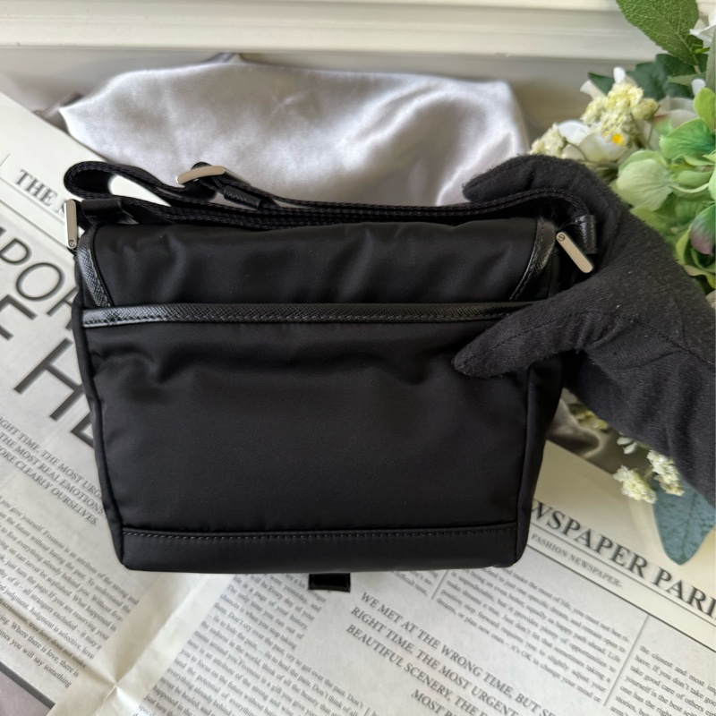 銀色三角牌Logo 再生尼龍釦式小斜背包(黑色)-3