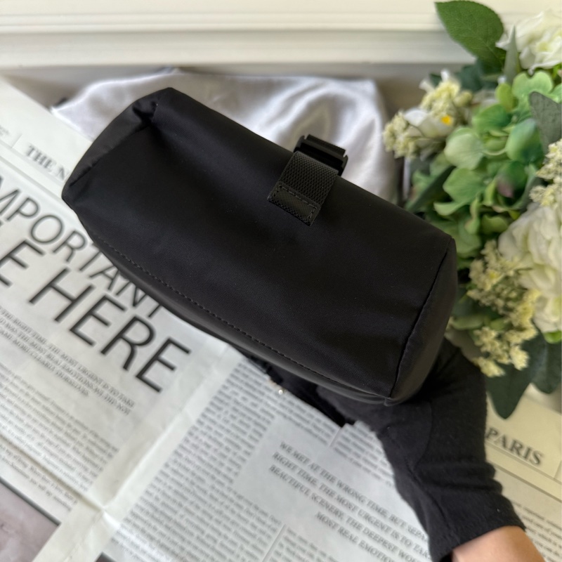 銀色三角牌Logo 再生尼龍釦式小斜背包(黑色)-4