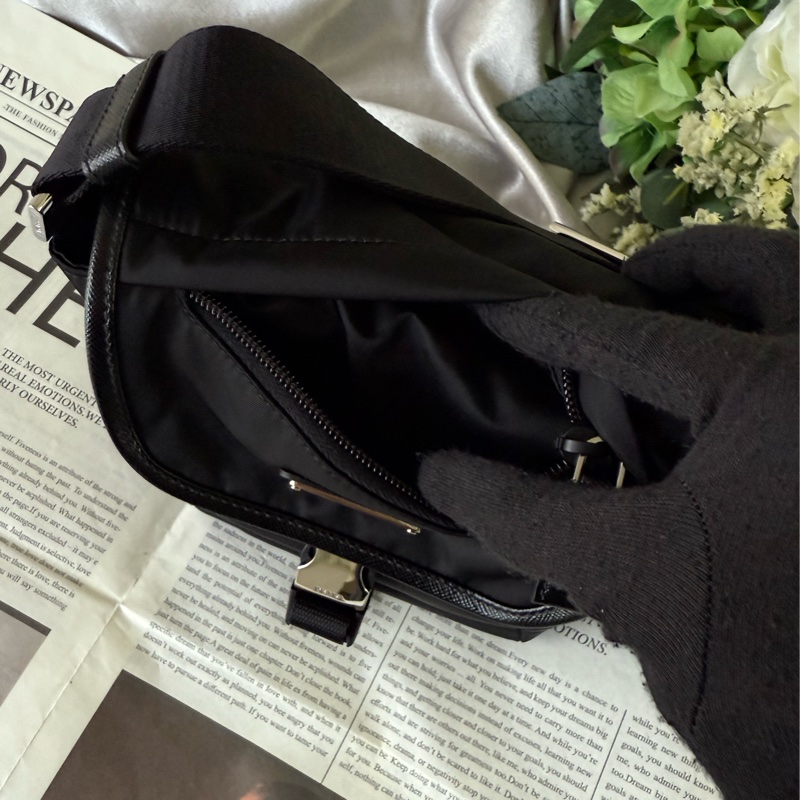 銀色三角牌Logo 再生尼龍釦式小斜背包(黑色)-5