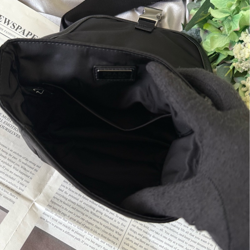 銀色三角牌Logo 再生尼龍釦式小斜背包(黑色)-6