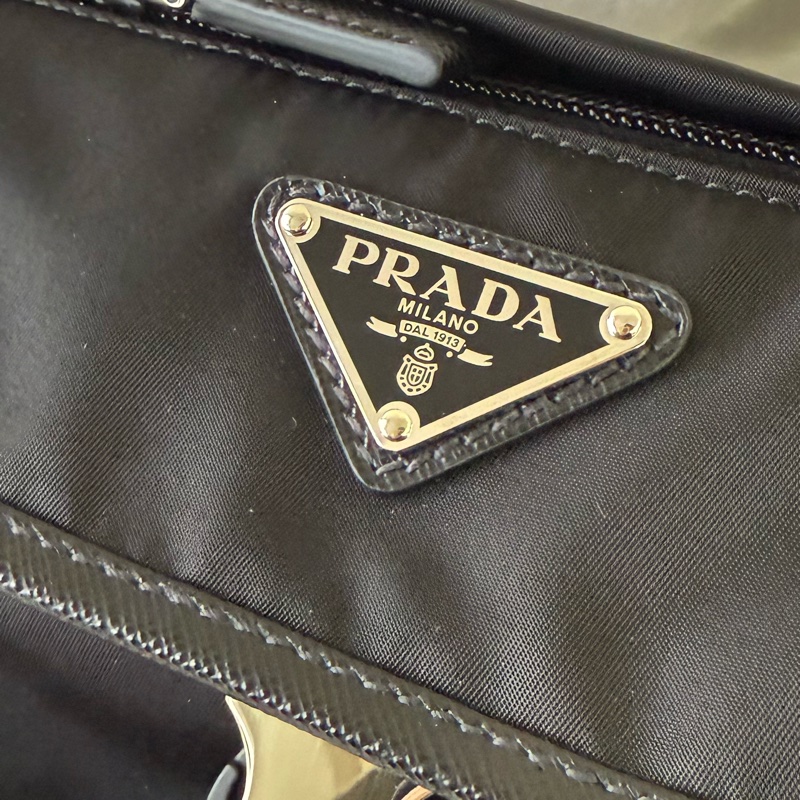 銀色三角牌Logo 再生尼龍釦式小斜背包(黑色)-7