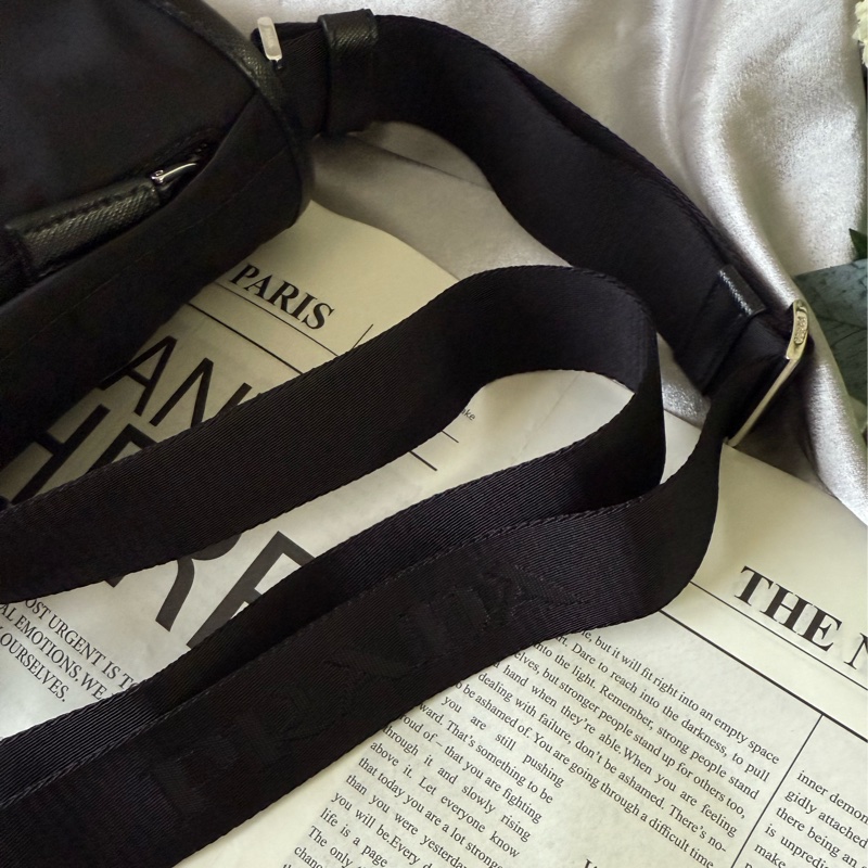 銀色三角牌Logo 再生尼龍釦式小斜背包(黑色)-9