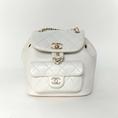 CHANEL Duma抽繩口蓋雙肩包單口袋小號18白色牛皮晶片開金扣肩背包