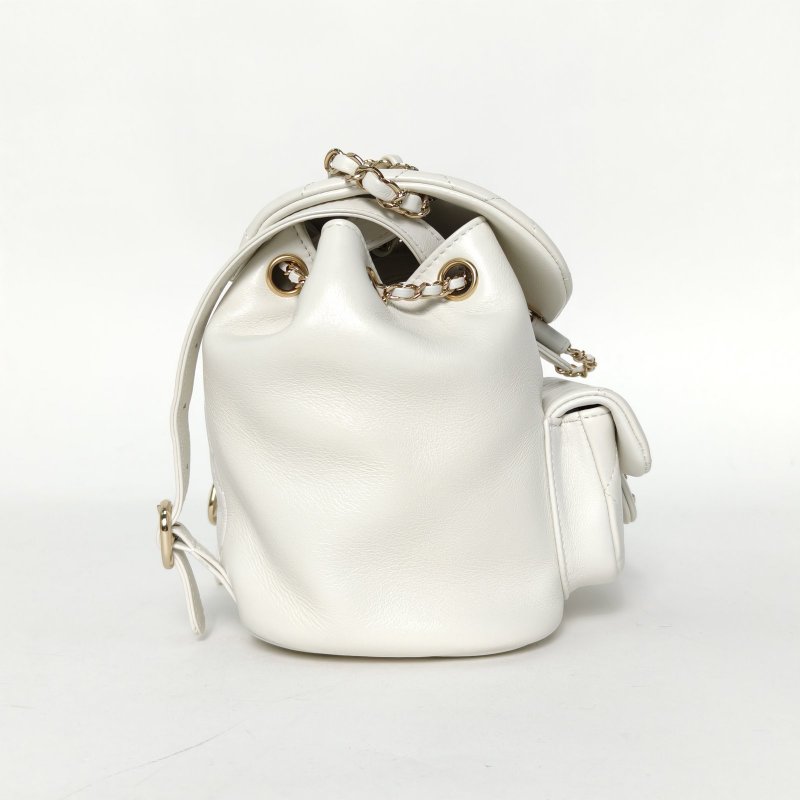 CHANEL Duma抽繩口蓋雙肩包單口袋小號18白色牛皮晶片開金扣肩背包-1