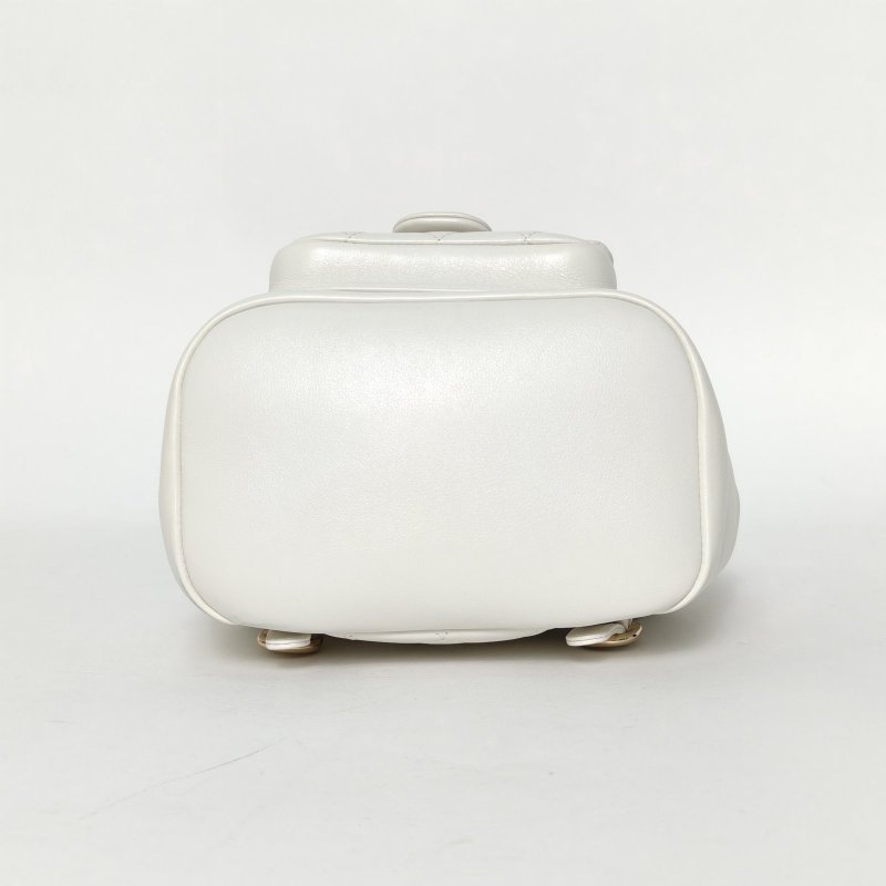 CHANEL Duma抽繩口蓋雙肩包單口袋小號18白色牛皮晶片開金扣肩背包-4