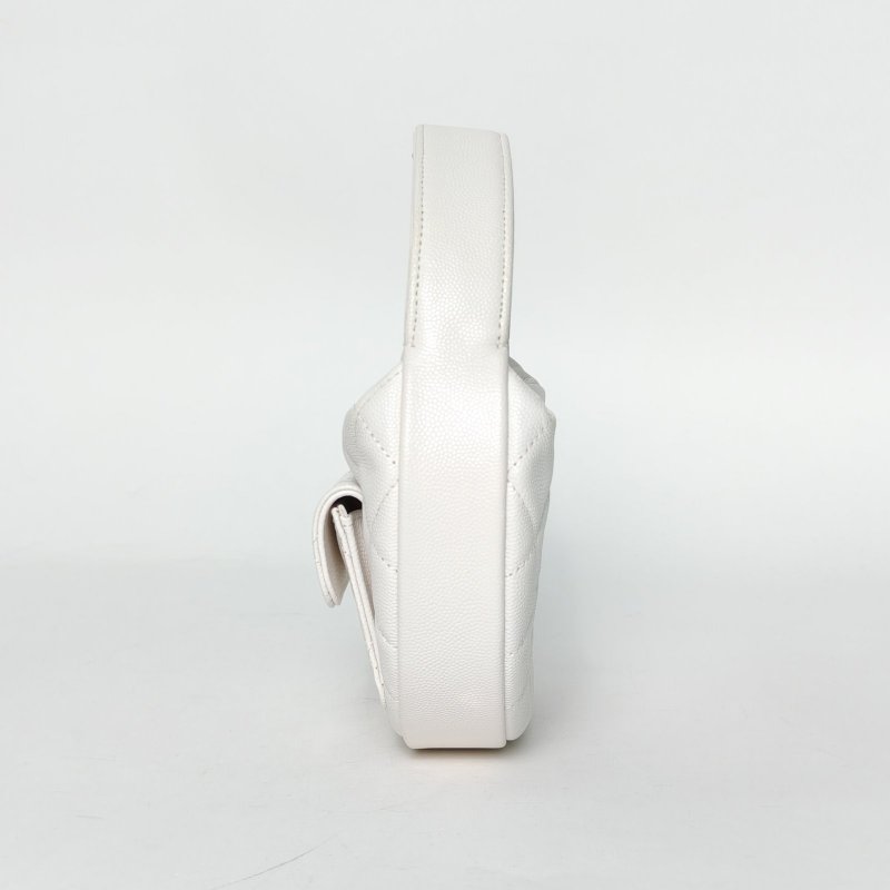 CHANEL 23B呼啦圈月牙包18荔枝牛皮鐳射標金扣前置口袋白色肩背包-3