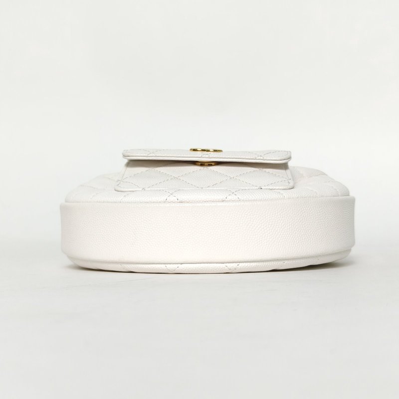 CHANEL 23B呼啦圈月牙包18荔枝牛皮鐳射標金扣前置口袋白色肩背包-4