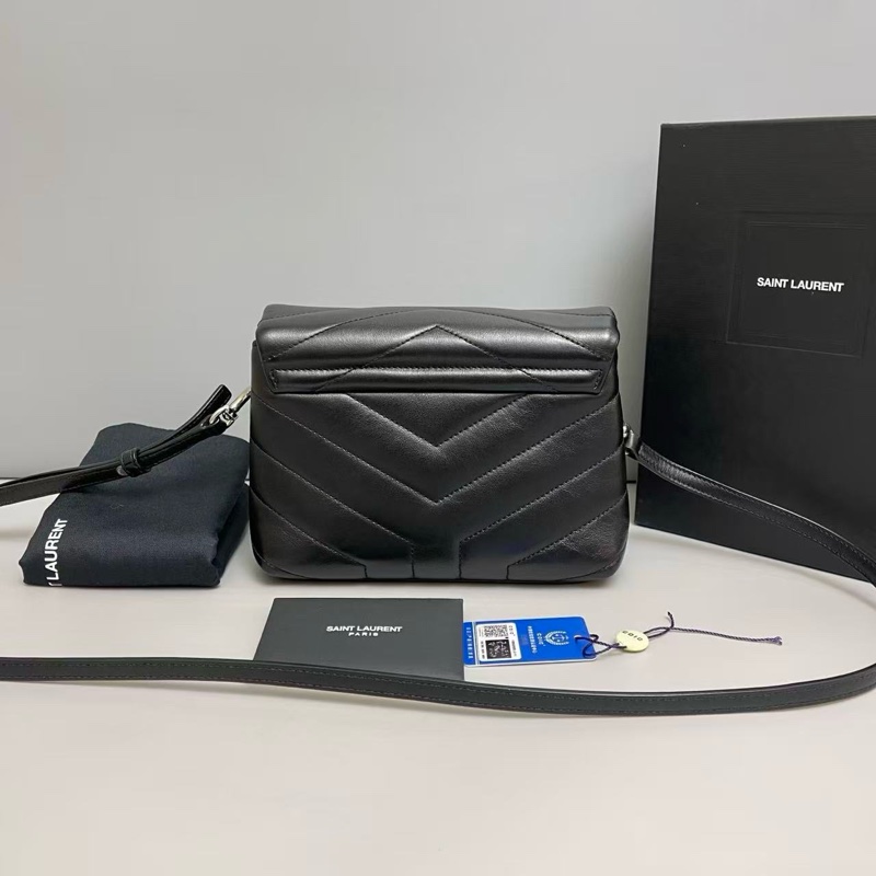 YSL聖羅蘭Loulou小號黑銀全皮V紋方胖子 尺寸約20×15 附件塵袋 紙卡 盒子 。-1