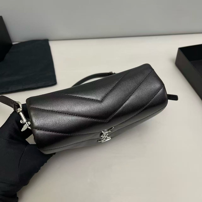 YSL聖羅蘭Loulou小號黑銀全皮V紋方胖子 尺寸約20×15 附件塵袋 紙卡 盒子 。-3