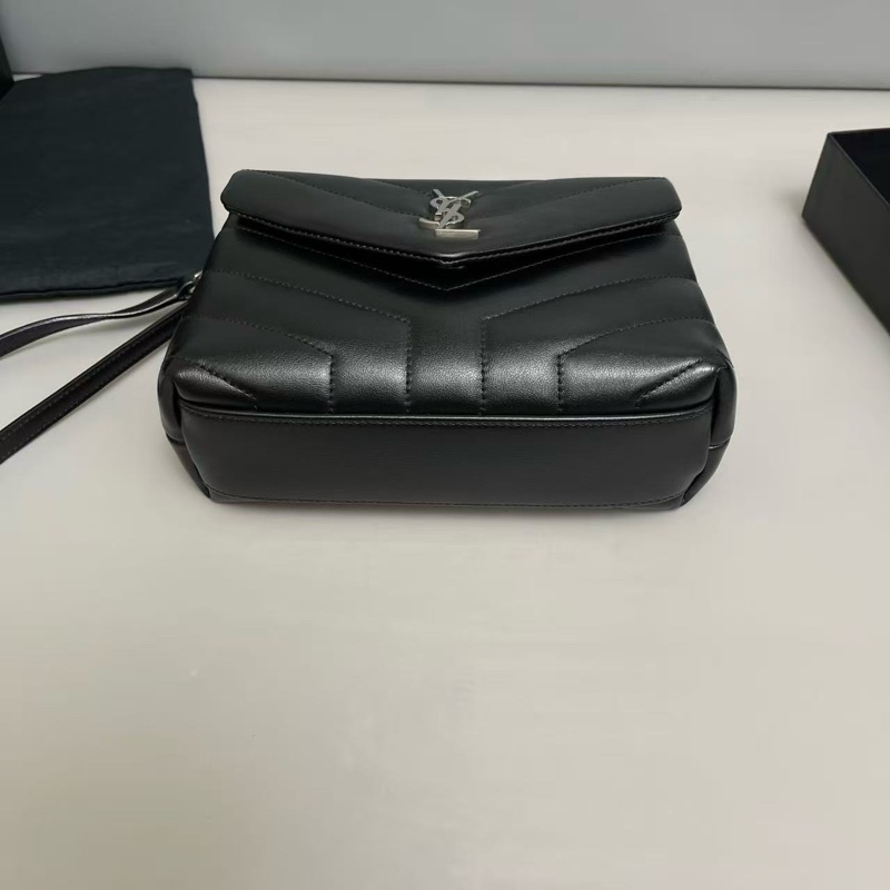YSL聖羅蘭Loulou小號黑銀全皮V紋方胖子 尺寸約20×15 附件塵袋 紙卡 盒子 。-5