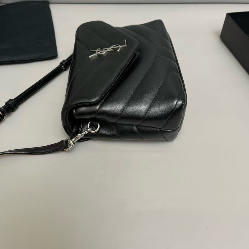 YSL聖羅蘭Loulou小號黑銀全皮V紋方胖子 尺寸約20×15 附件塵袋 紙卡 盒子 。-6