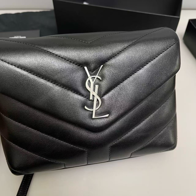 YSL聖羅蘭Loulou小號黑銀全皮V紋方胖子 尺寸約20×15 附件塵袋 紙卡 盒子 。-7