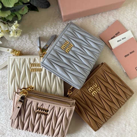 金字納帕軟皮拉鍊零錢袋釦式二折短夾(白色)