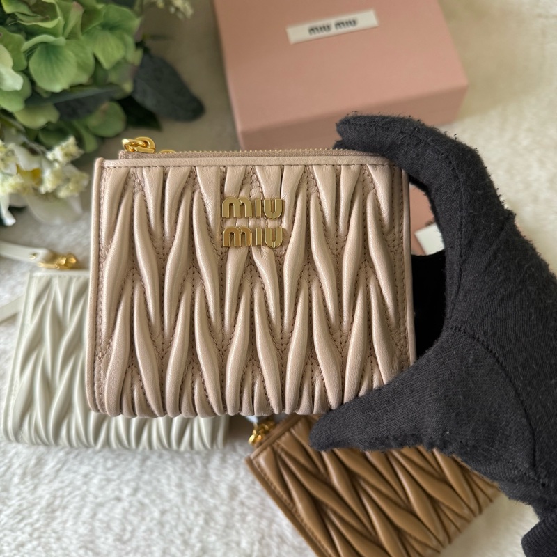 金字納帕軟皮拉鍊零錢袋釦式二折短夾(白色)-1