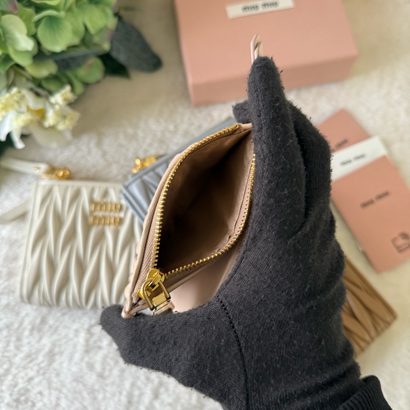 金字納帕軟皮拉鍊零錢袋釦式二折短夾(白色)-6