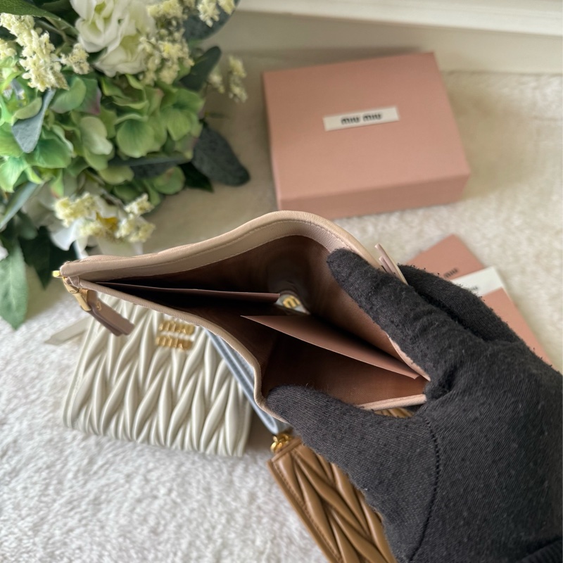 金字納帕軟皮拉鍊零錢袋釦式二折短夾(白色)-9