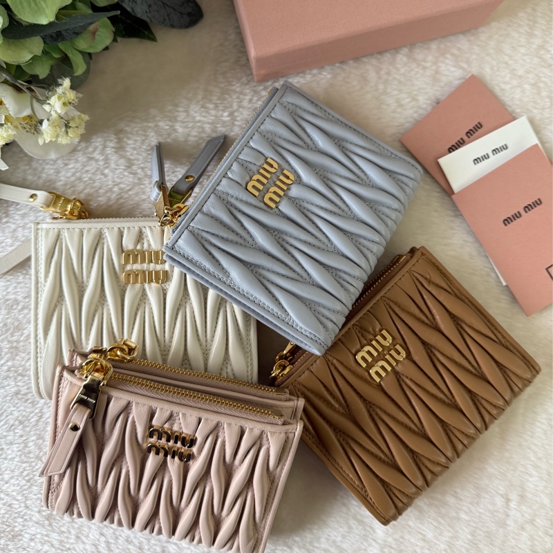 金字納帕軟皮拉鍊零錢袋釦式二折短夾(珍珠灰)-0