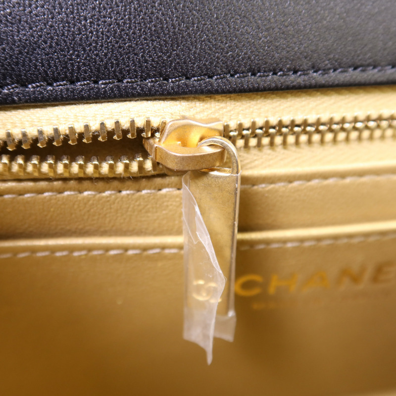 CHANEL 羊皮皮革Mini Classic 17金扣鏈帶肩背袋-9