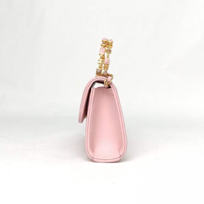 CHANEL 22B手柄Kelly包18粉色羊皮鐳射標金扣幾何琺瑯金屬手柄肩背包-1