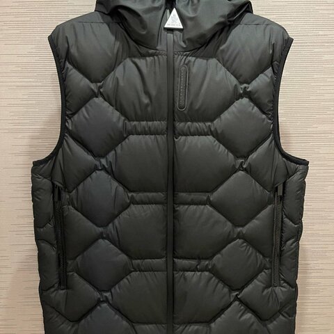 💎Han's house精品服飾💎moncler ATIK 羽絨 連帽 背心 黑牌 可 原價37700