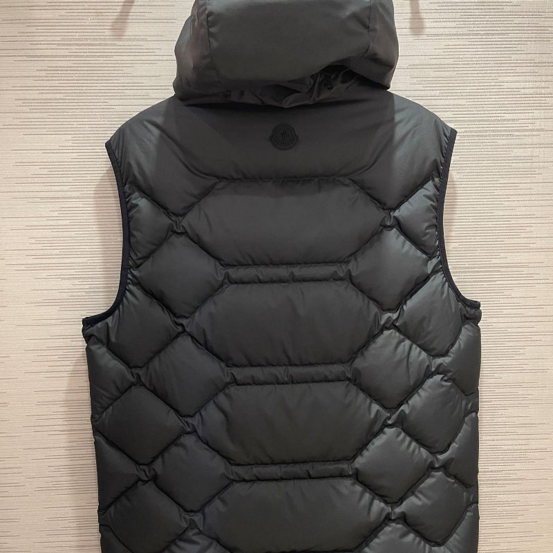 💎Han's house精品服飾💎moncler ATIK 羽絨 連帽 背心 黑牌 可 原價37700-2