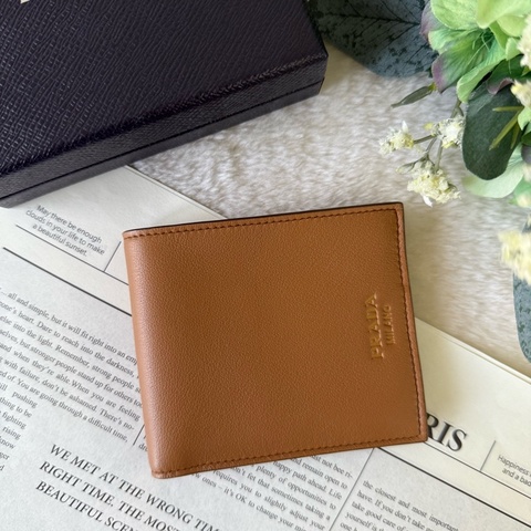 金色燙印Logo 牛皮對開8卡短夾(焦糖色)