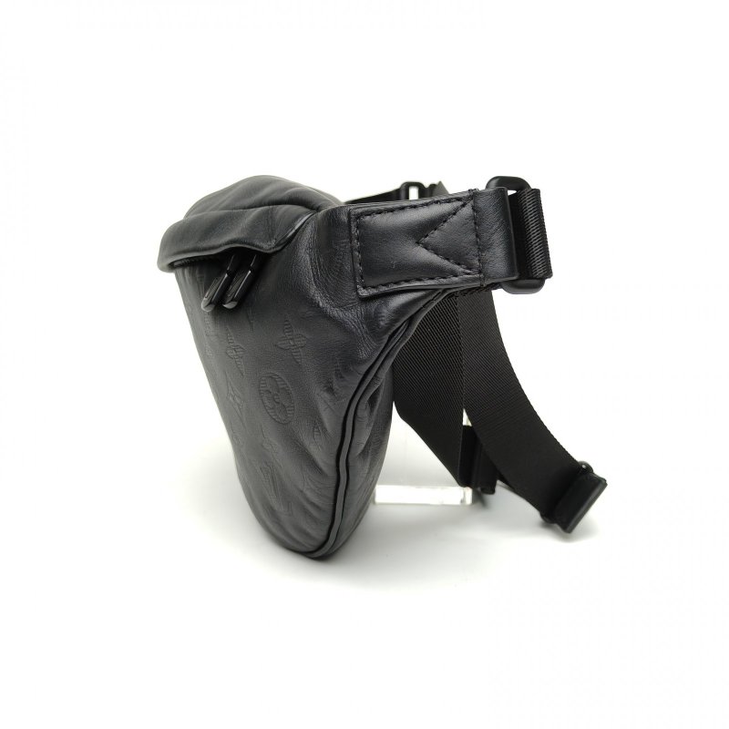 LOUIS VUITTON Discovery腰包logo壓紋黑色牛皮2018肩背包-1