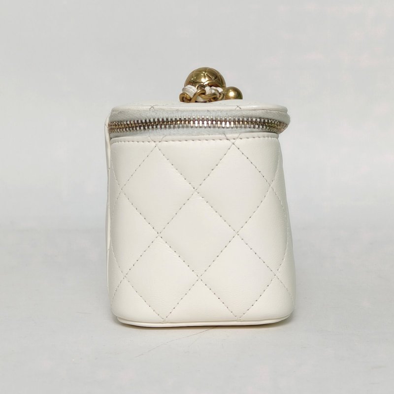 CHANEL 長盒子化妝包帶鏡子16.5白色羊皮鐳射標金扣金球調節扣肩帶肩背包-1