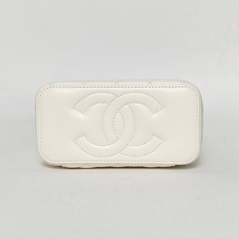 CHANEL 長盒子化妝包帶鏡子16.5白色羊皮鐳射標金扣金球調節扣肩帶肩背包-4