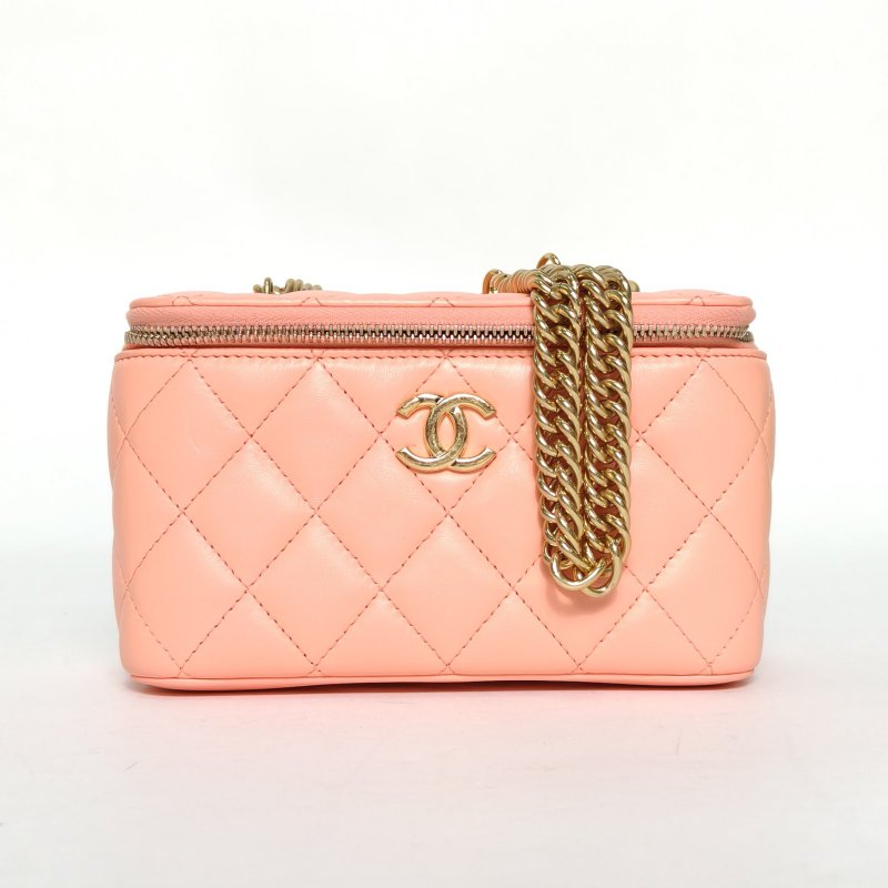 CHANEL 23C長盒子化妝包帶鏡子16.5珊瑚粉羊皮鐳射標金扣琺瑯COCO徽章鏈條肩背包-0