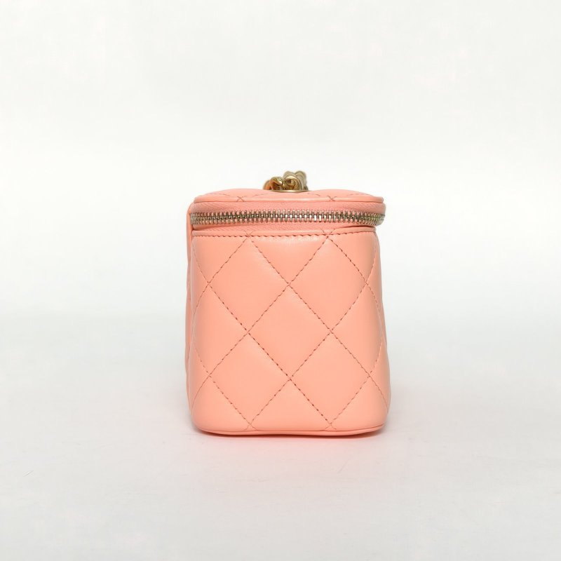 CHANEL 23C長盒子化妝包帶鏡子16.5珊瑚粉羊皮鐳射標金扣琺瑯COCO徽章鏈條肩背包-3