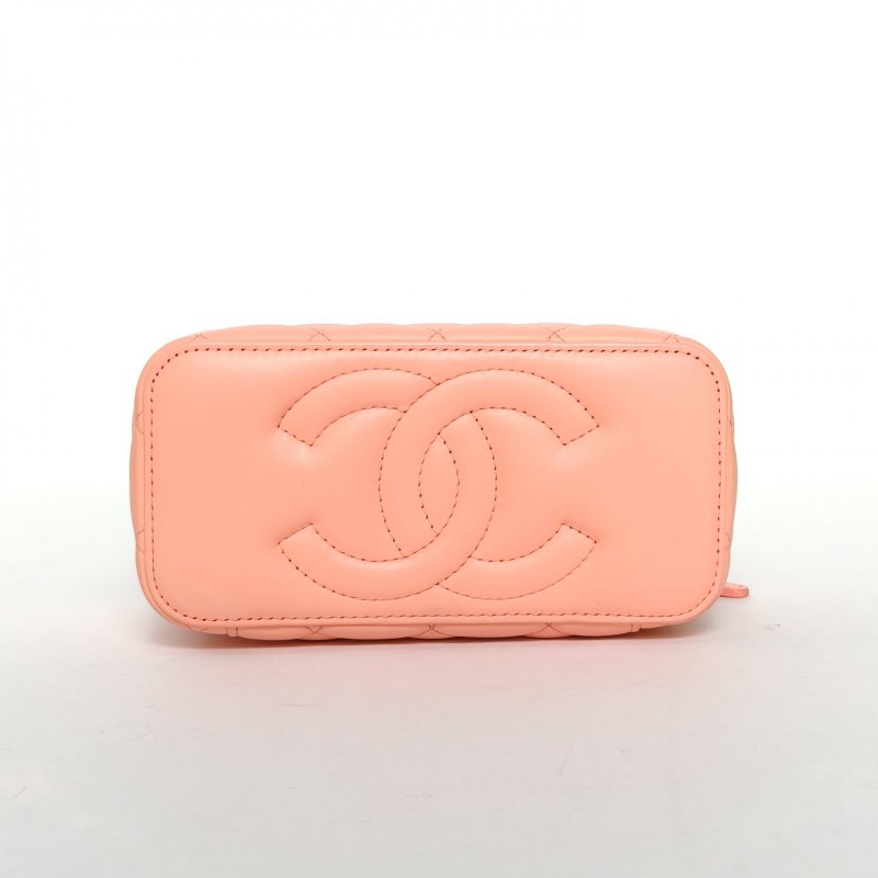 CHANEL 23C長盒子化妝包帶鏡子16.5珊瑚粉羊皮鐳射標金扣琺瑯COCO徽章鏈條肩背包-4