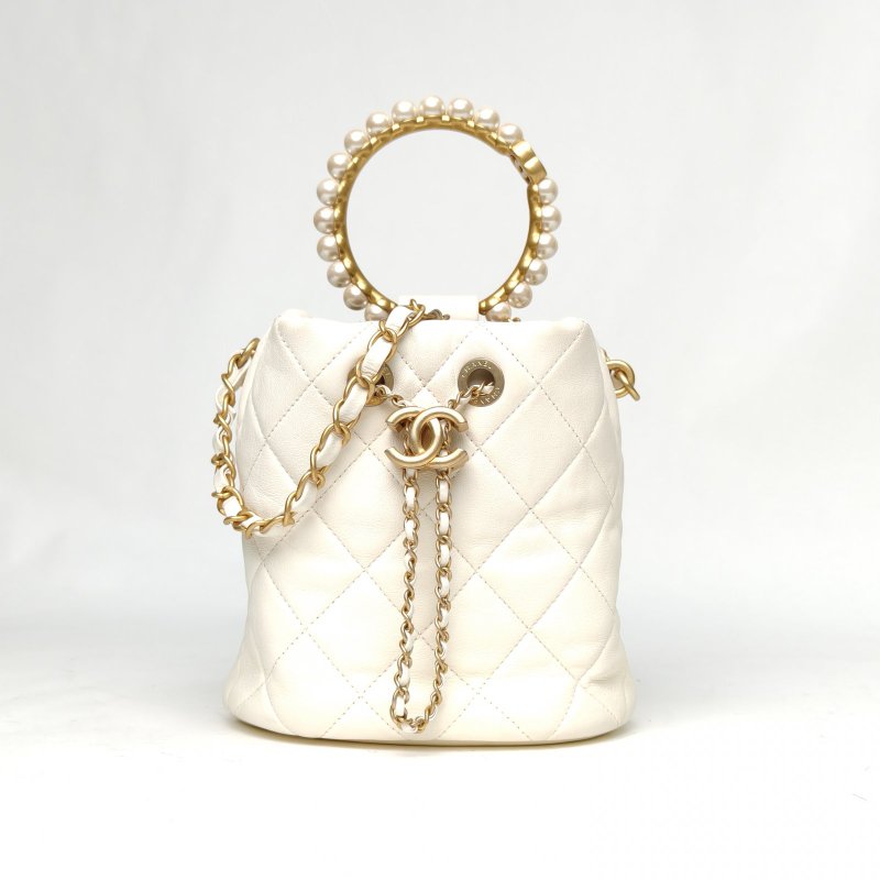 CHANEL 珍珠圓環手柄鏈條水桶包白色牛皮晶片開金扣肩背包-0