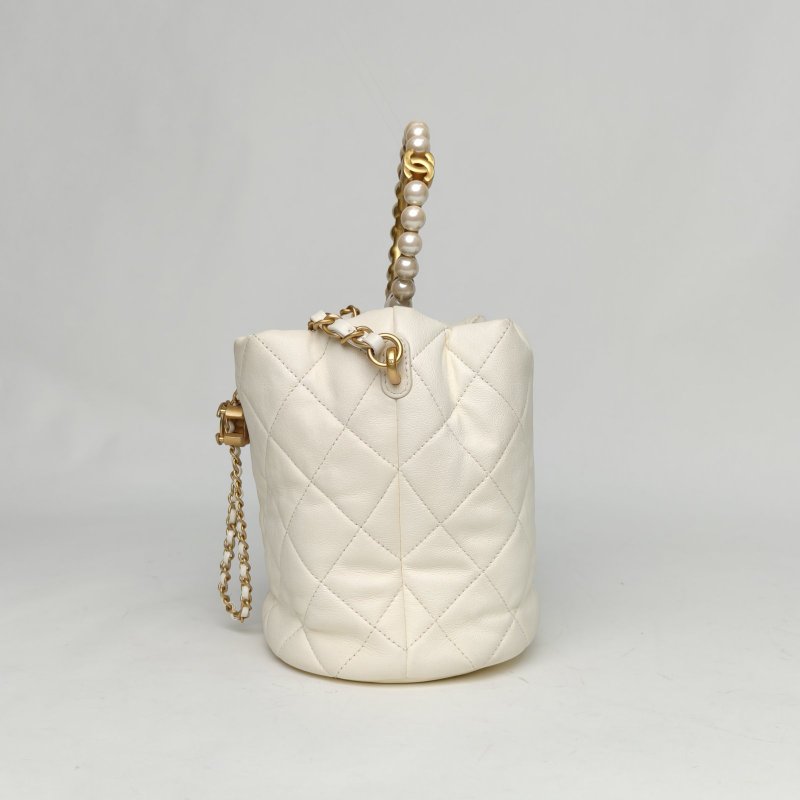 CHANEL 珍珠圓環手柄鏈條水桶包白色牛皮晶片開金扣肩背包-1