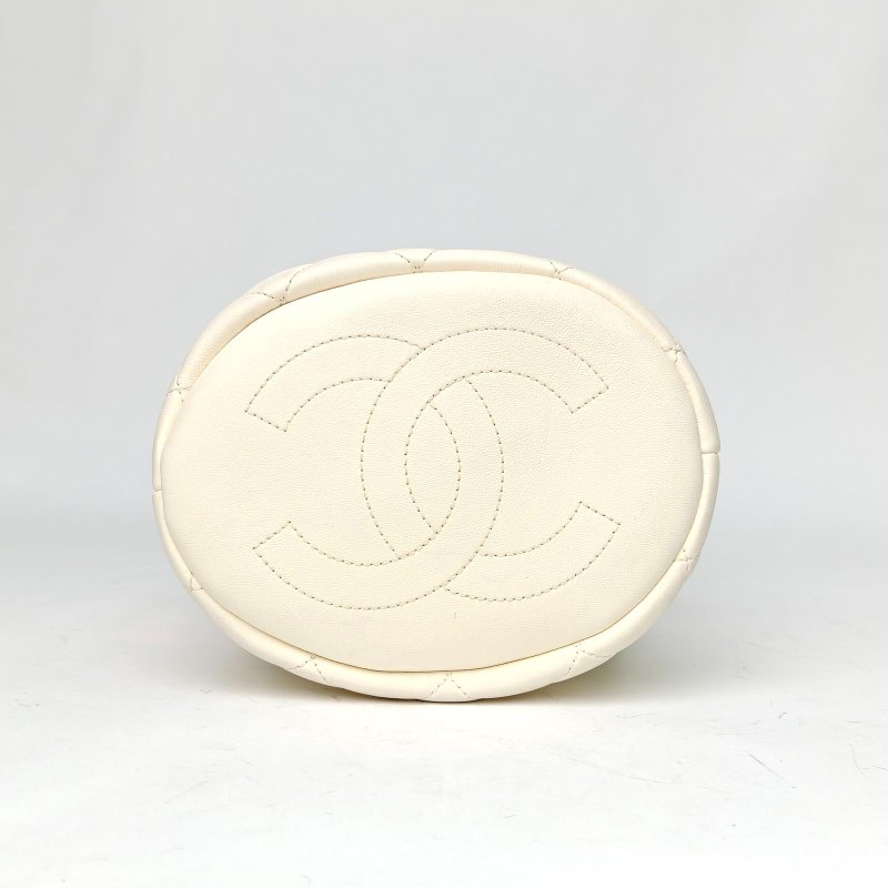 CHANEL 珍珠圓環手柄鏈條水桶包白色牛皮晶片開金扣肩背包-4