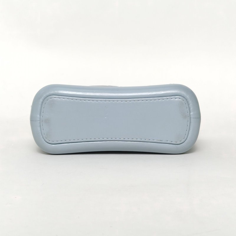 CHANEL GABRIELLE流浪小號20淺藍色牛皮27開金銀扣肩背包-4