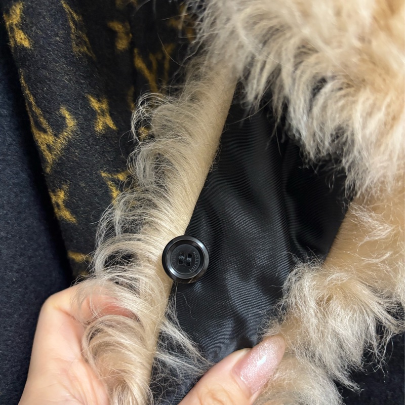 ⚠️保留中LV Louis Vuitton Monogram 羊毛大衣外套 皮草領邊 原價3折出售-4