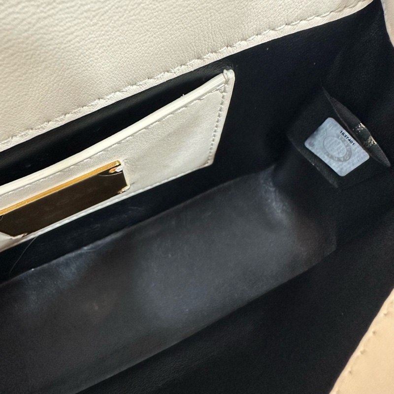 Bvlgari 291089 米白牛皮金鏈舌頭包 斜背包-37