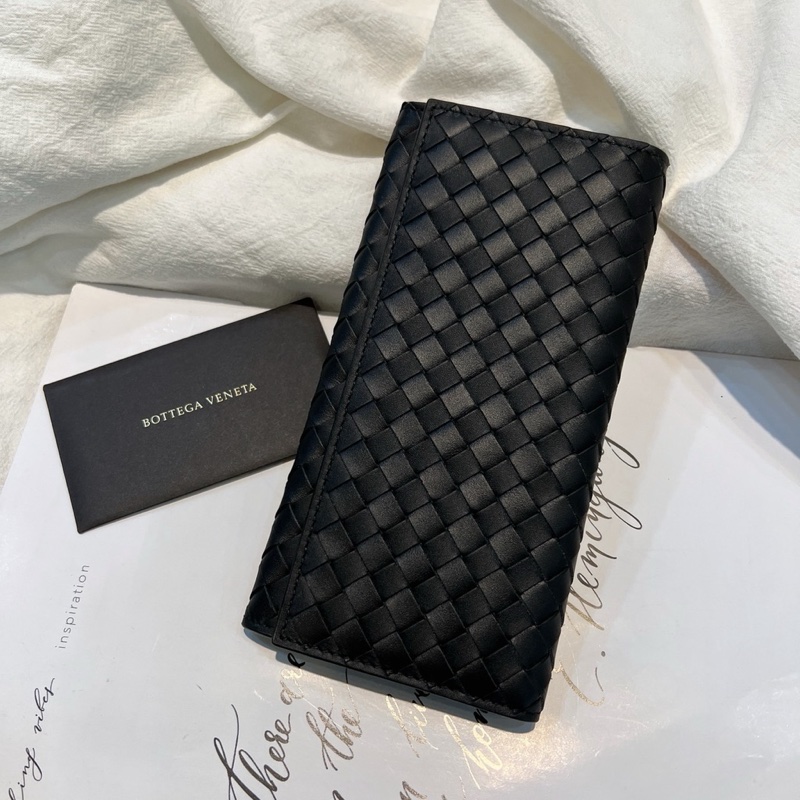 甜價出清分享✨  BOTTEGA VENETA 黑紅撞色 編織皮革 10卡 零錢袋 對開長夾-0