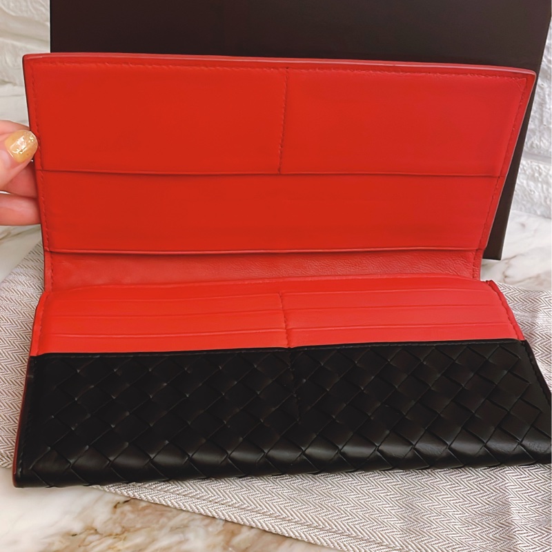 甜價出清分享✨  BOTTEGA VENETA 黑紅撞色 編織皮革 10卡 零錢袋 對開長夾-5