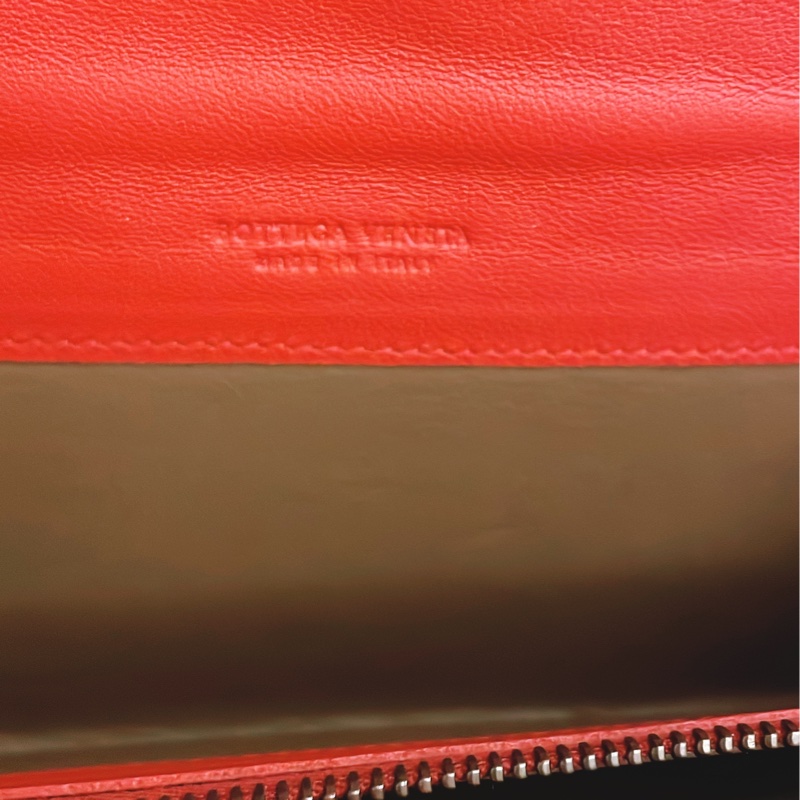 甜價出清分享✨  BOTTEGA VENETA 黑紅撞色 編織皮革 10卡 零錢袋 對開長夾-6