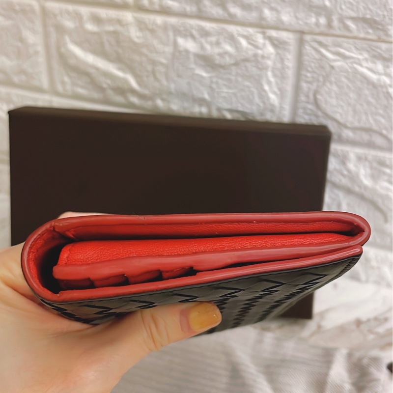 甜價出清分享✨  BOTTEGA VENETA 黑紅撞色 編織皮革 10卡 零錢袋 對開長夾-8