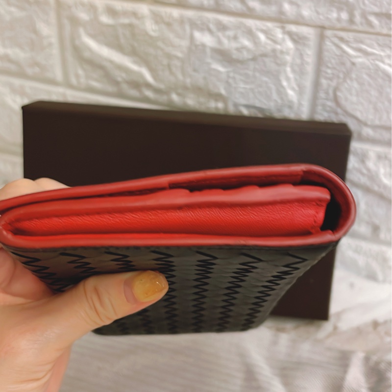 甜價出清分享✨  BOTTEGA VENETA 黑紅撞色 編織皮革 10卡 零錢袋 對開長夾-9