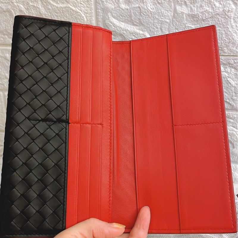 甜價出清分享✨  BOTTEGA VENETA 黑紅撞色 編織皮革 10卡 零錢袋 對開長夾-11