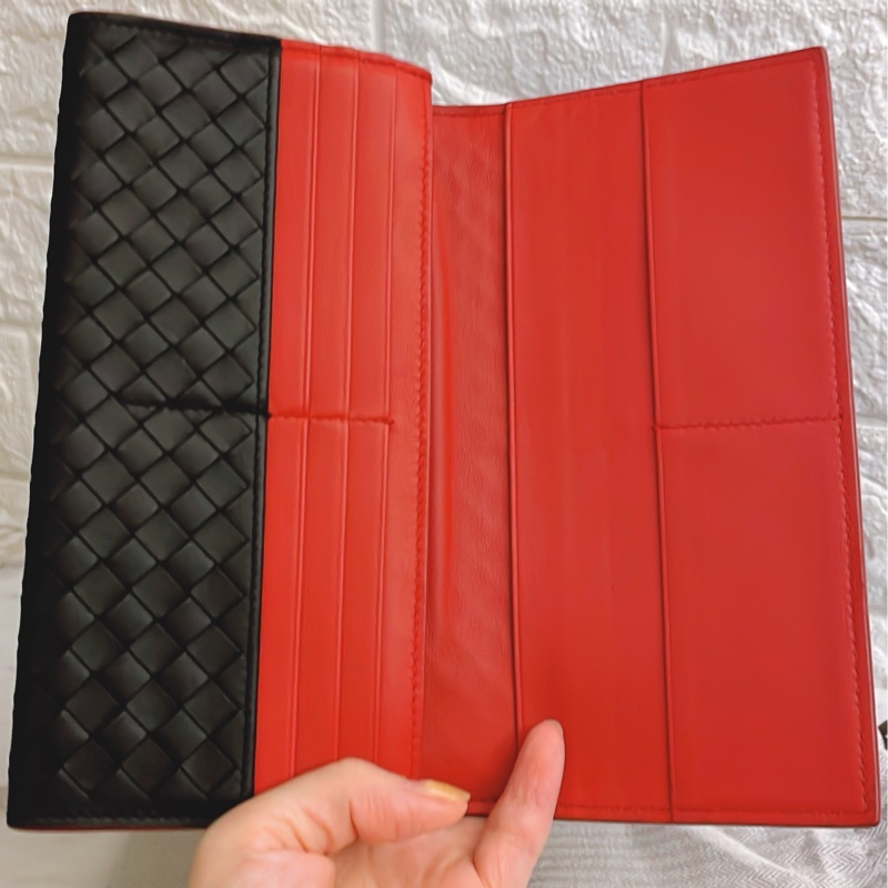 甜價出清分享✨  BOTTEGA VENETA 黑紅撞色 編織皮革 10卡 零錢袋 對開長夾-12